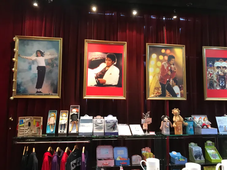 珍品廊成了玩具店。