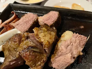 這些肉類因為要烤得軟嫩多汁,會有要吃進生肉及吃進很多油脂的心理準備。雖說肉太生可以放在保溫盤上稍微加熱一下,也能烤熟,但同時會影響到口感,肉會硬到咬不動的程度,兩者難以兼顧。油脂的情況也是一樣,因為要多汁,所以要有油花才好吃,但吃個幾塊就感覺到油膩感,這也是難以兼顧的。