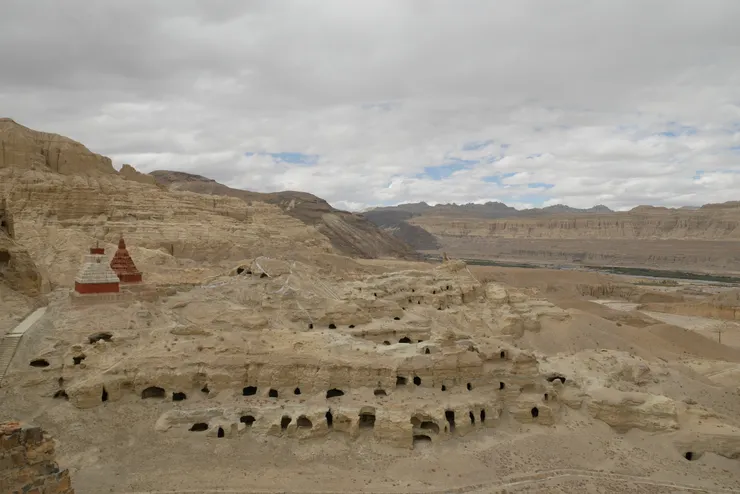 山下旁邊的小山也有許多洞窟