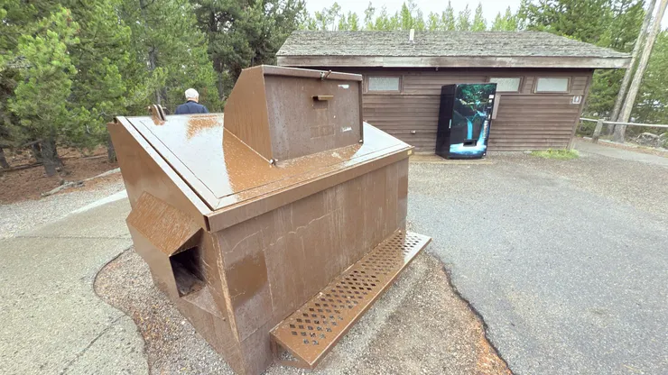 諾里斯間歇泉的防熊垃圾桶