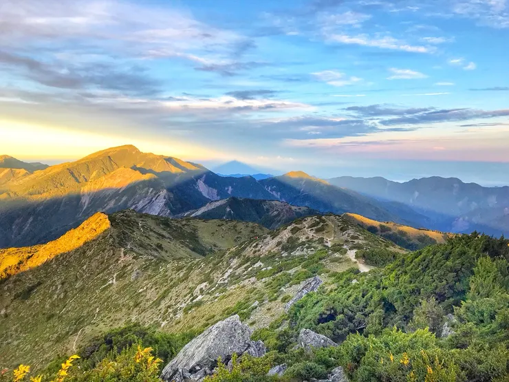 往前看完也別忘了背後的景色，晨光與山影交織的美景。