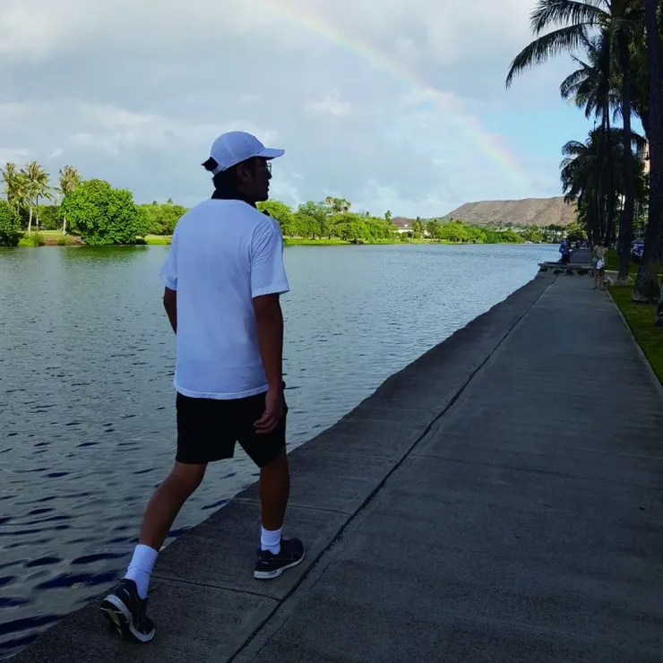 如果生活讓你感到疲憊，先穿上運動鞋出門走走吧