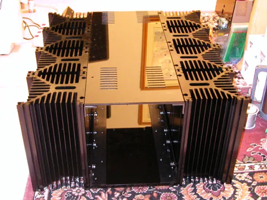 先把上蓋蓋上，看看孔位合不合，還好一切沒問題