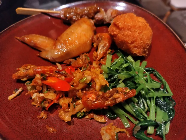 熱食類也不錯吃，鴨肉串好吃，雞翅軟嫩