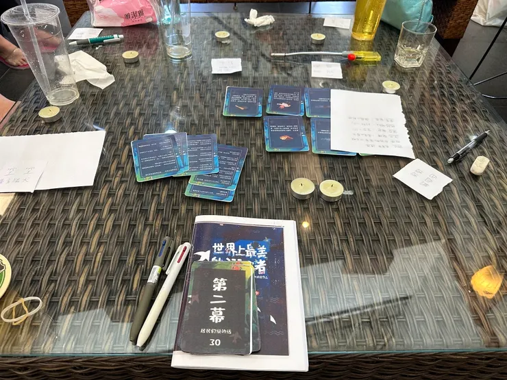 除了劇本外，也有許多道具卡片。