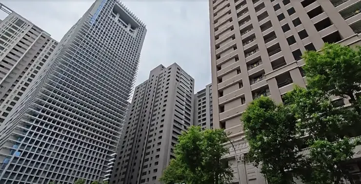 豪宅市場從來不是在買剛需，而是在買「不可複製的稀缺性」與「圈層」