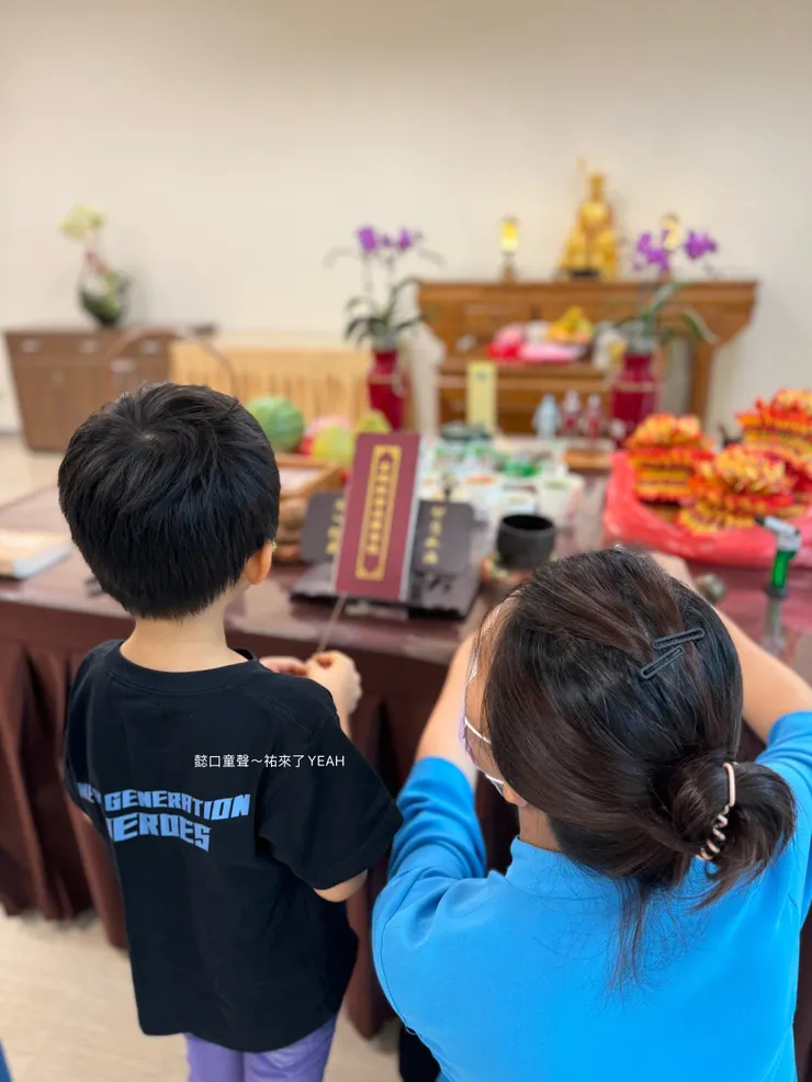 家中只有比祐年紀小的懿，可以拿香祭拜祐。我們告訴懿那是哥哥跟他相通的無線電。