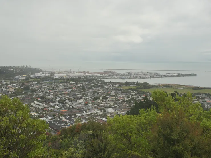 站在山頂等雨停,煙雨朦朧中,遠眺到最遠的天然海堤,也是我們揮別Nelson的最後一個景點。