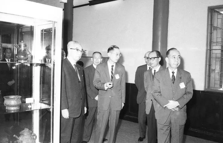 圖為岸信介於1962年參觀臺灣的國立歷史博物館（維基百科）