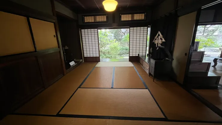 值得一提的是，這個佛間過去同時作為年邁夫婦的寢室使用。