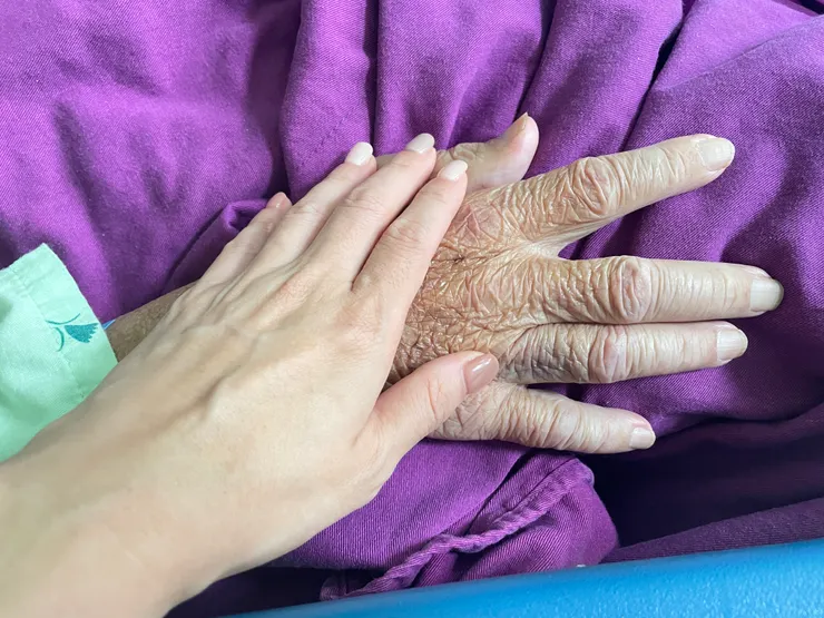 爸爸手腳水腫嚴重，腫脹的皮膚在急速消腫後，像洩了氣的氣球般滿佈皺紋。