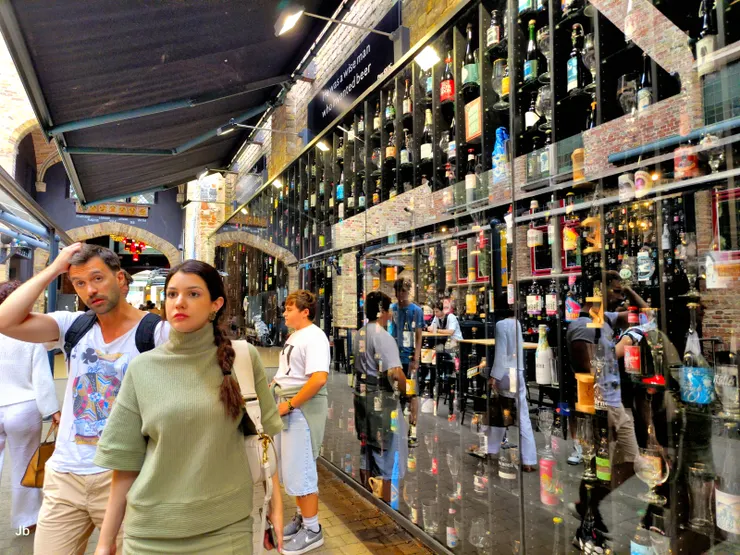 【經過啤酒博物館,說過已過量,没有進去體驗,外面的美女比較精采,呵呵!】