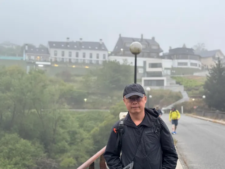 朦朧的背景配上……….  天線寶寶!!!!!🤣🤣