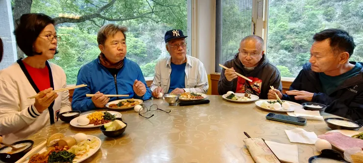 【在活動中心吃早餐，透過佳源的人脈，價格小有優惠。這是視野最好的位置，晚來搶不到！】