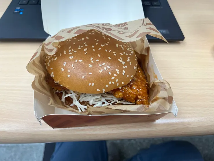 新口味韓風甜辣雞腿堡。