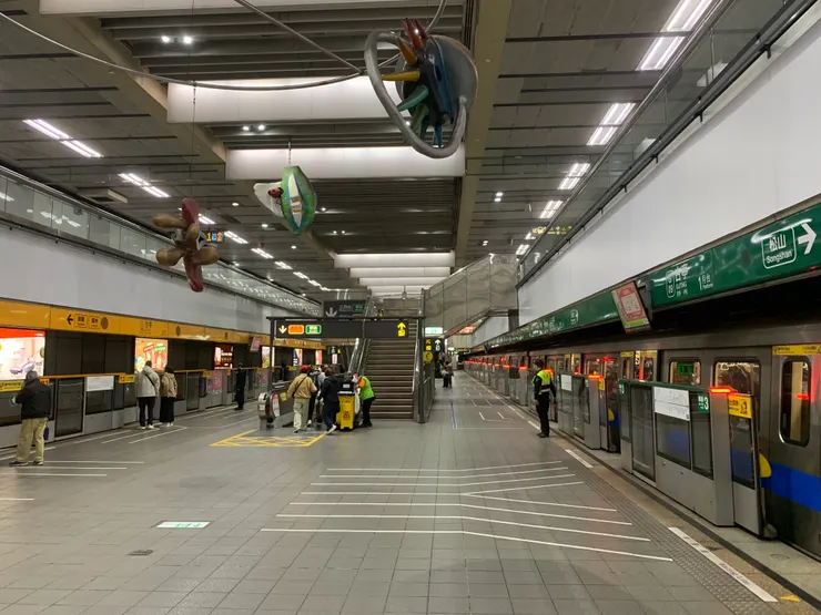 心心：應該是很多人回中南部的關係，捷運人少少的…