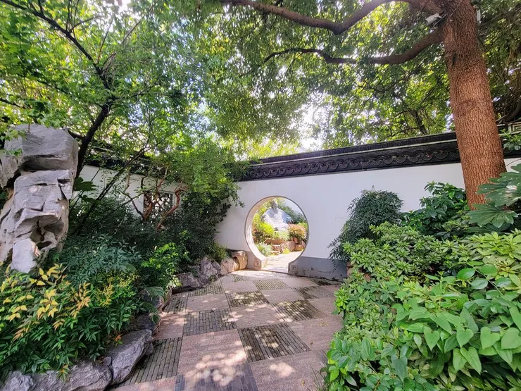 宋嘉祐2年，意氣風發的20歲新科進士蘇東坡在瓊林宴上與來自常州的3位進士相談甚歡，被他們口中常州地界的風物之美深深吸引，更訂下了「雞黍之約」。而後數十年的顛沛生活中，常州成為蘇軾心中那個「眷此邦之多君子」的「吾心安處」，東坡先生生於四川眉山，以常州為第二故鄉。