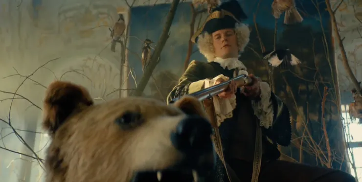 華服與獵熊的姿態，看似威風，內心卻滿是空洞。