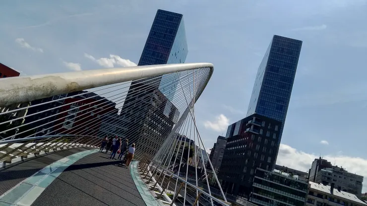 白橋岸兩旁這兩棟對稱的建築很吸晴