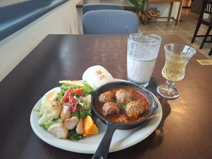 餐點很簡單健康，但當時心悸很嚴重，吃到一半會喘不過氣，只能先走到外面走一走、喘氣，再回來把飯吃完。