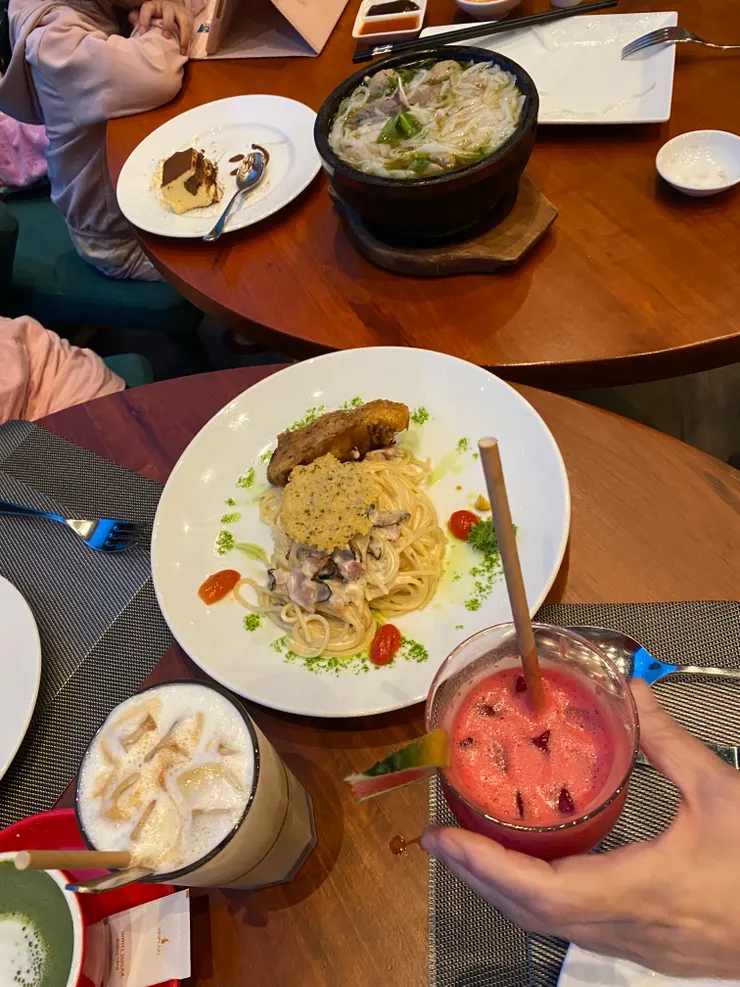 沒有很餓，只是想休息一下等閉幕水舞秀