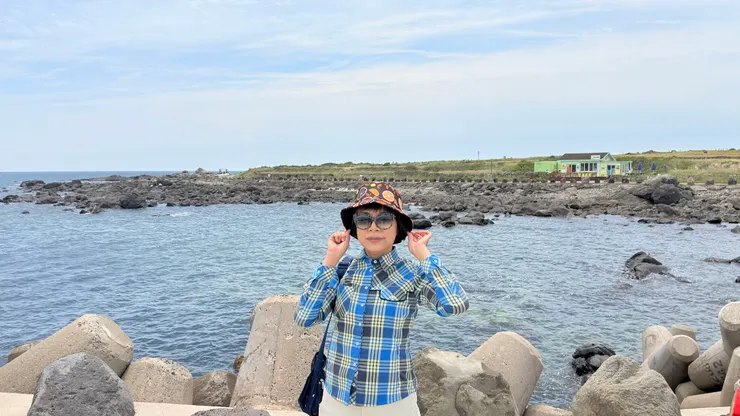 遠處環島公路上的彩色咖啡館