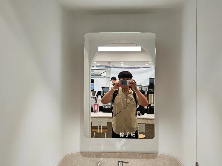 廁所很乾淨，但我不是擦手紙...