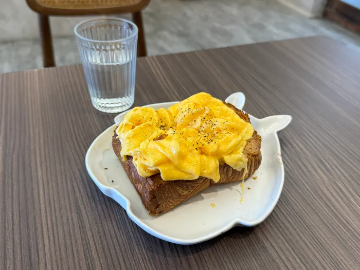 鹽之花生丹麥吐司與嫩蛋 180元