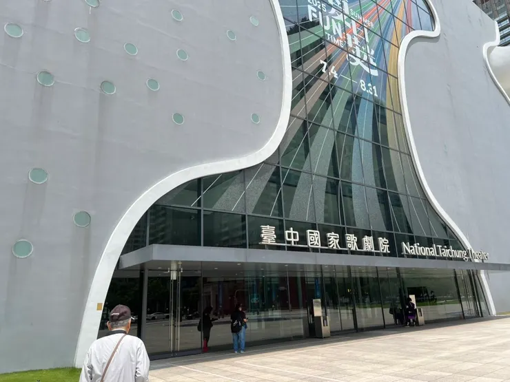 走近能看到牆壁上的「呼吸孔」