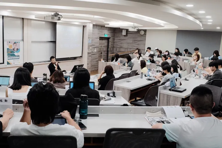 潘偉亷顧問應邀國立中山大學行銷傳播管理研究所開講『那些失敗行銷教會我的事』講座，與同學們留下交流合影。圖 / 國立中山大學行銷傳播管理研究所提供