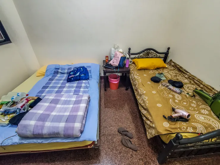 玉清宮房間很妙，四人房分成左右二間房，中間隔一道門，我們四個各自有自己的床，然後和正芬的古早味床舖相比，我自己準備毯子佈置床舖，果然温馨hen多！🤣