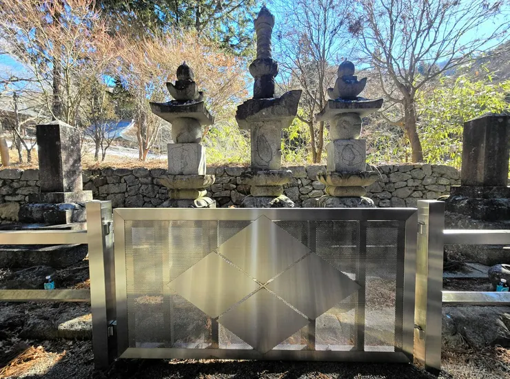 景德院為武田勝賴、妻子北條夫人、兒子信勝設置的墓所。