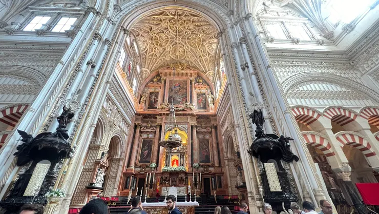 多元豐富元素的融合，顏色、圖案、建築樣式讓人目不暇給。