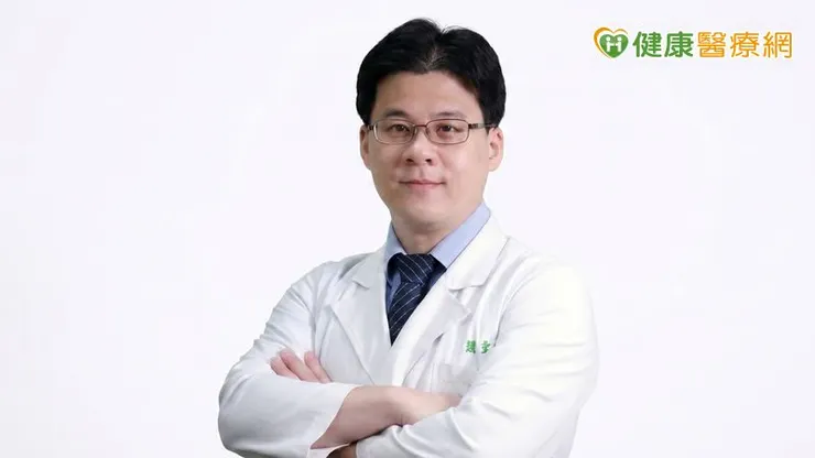 台北榮民總醫院血液科簡聖軒醫師解釋，CML治療初期的心態應採取「打帶跑」的策略。