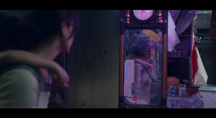 為了不讓孩子飛走,母親只能綁住孩子