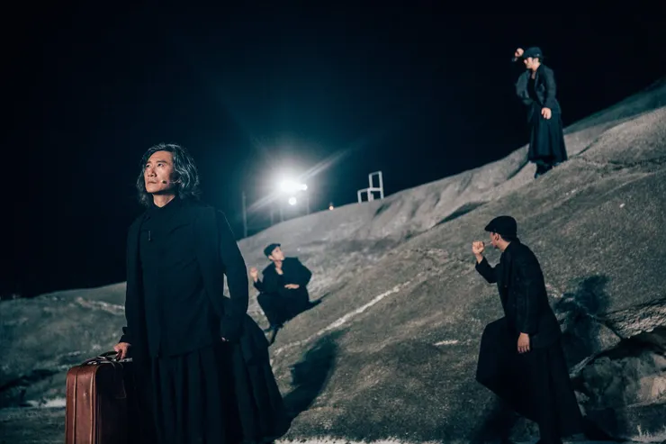 《百年孤寂》劇照，照片中演員為李明哲