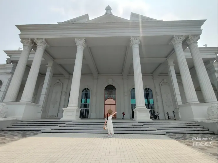 蓋婭劇場，希臘風雄偉外觀。