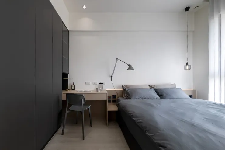 臥室遵循『 輕裝修、重軟裝 』的理念，以 『 無壓感設計 』展現自然天成、不加裝飾的舒展狀態，呈現精緻又隨性的美感，當陽光微風緩慢地滲入時，心也會陶然，放鬆而愜意。圖片：Artin