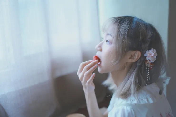 拋卻遭人側目的擔憂,在我的夢境裡,吃草莓也能盡情當個小孩。