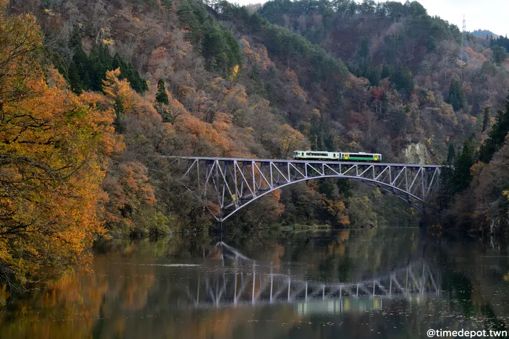 從河面附近的低角度同時將秋色和倒影一同收入