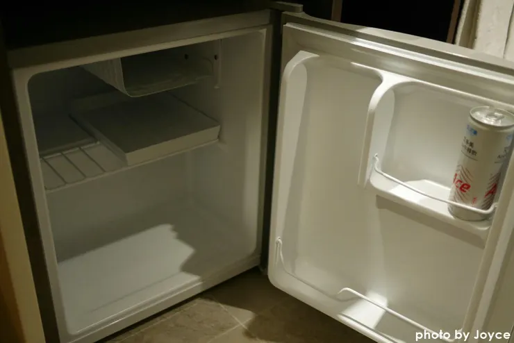 洗手檯下方則是小冰箱，不過我們沒在用，就冰個當天公司送的牛樟飲 飲料而已XDDD