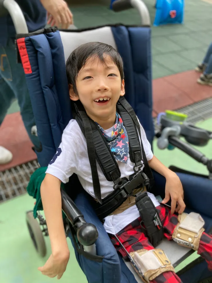 穿戴輔具的子祐，穿戴髖部矯具。