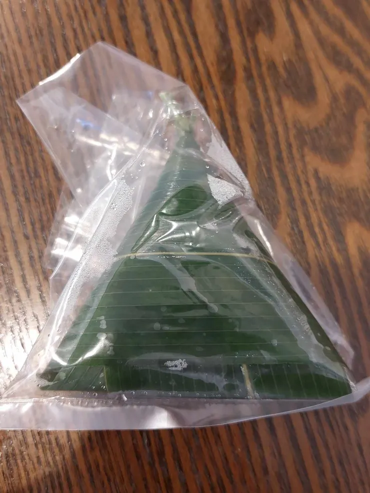 外觀看起來像粽子，但實際上是和菓子，很酷