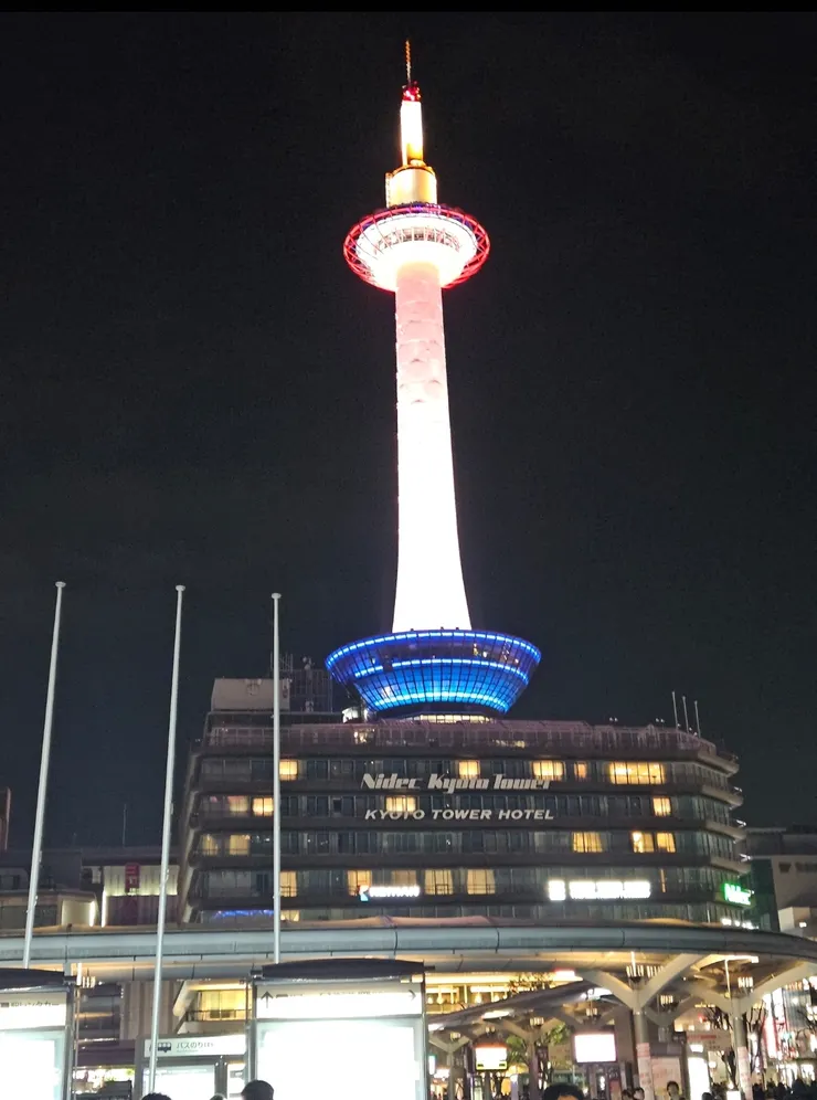 先走出中央口，可以直接看到京都塔