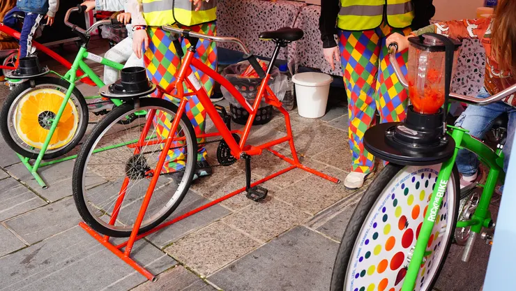 踩腳踏車發電啟動果汁機