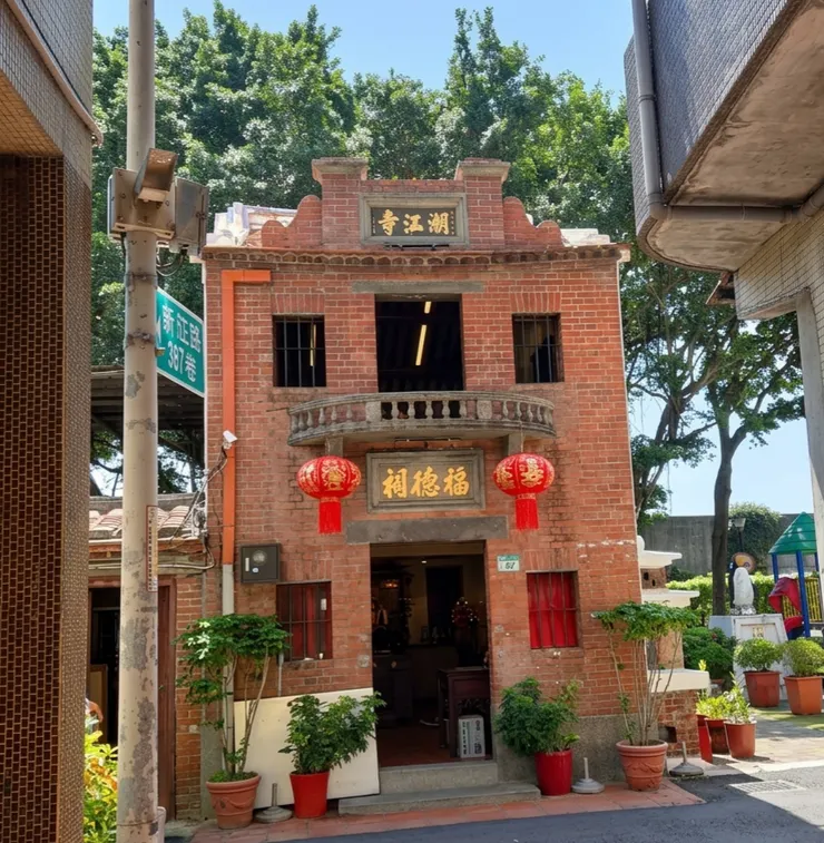 潮江寺，罕見的兩層樓閣式設計，巴洛克風格的陽台 二樓最醒目的特色是那個突出的石製陽台。