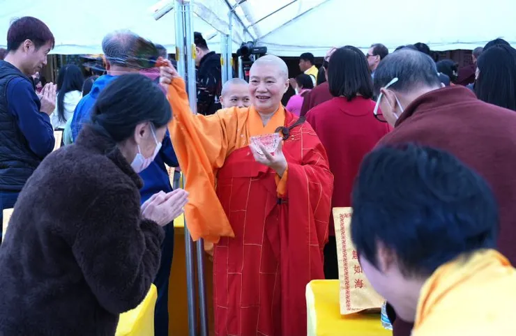 金釦二段聖德證達教尊為法會善信施灑加持法水