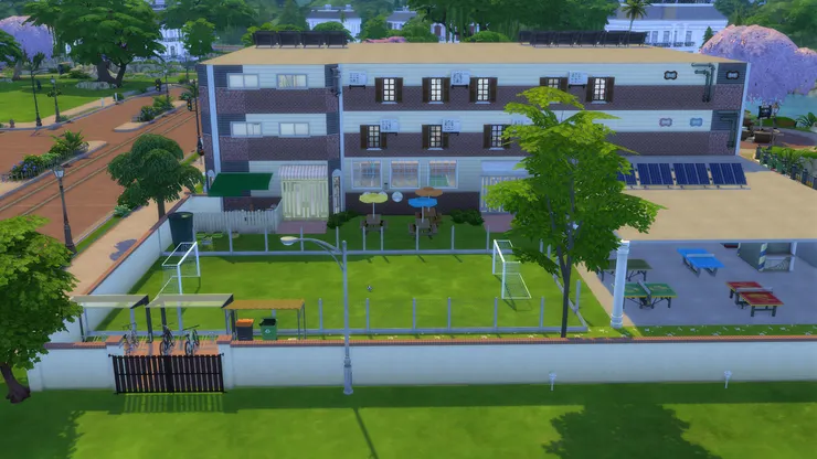 就是這個足球場，讓小麥可拉著佩兒來報讀。