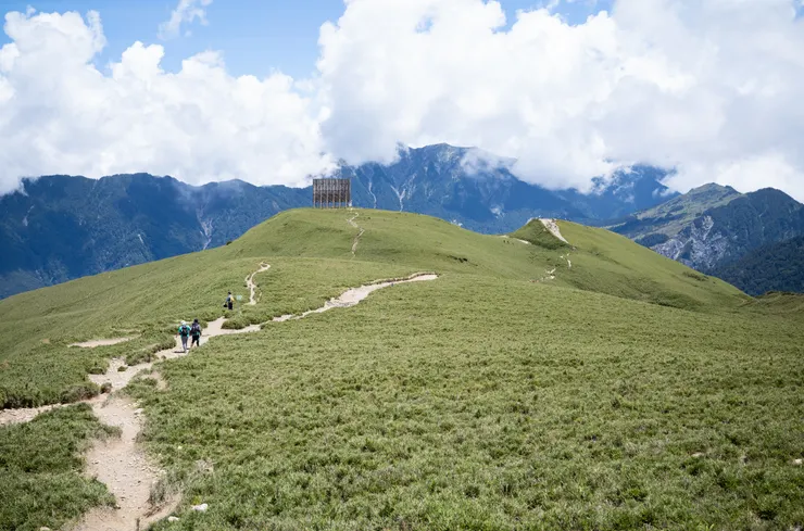 走向反射板的學生們