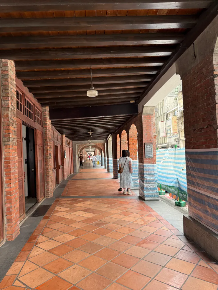 翻修過後的剝皮寮老街